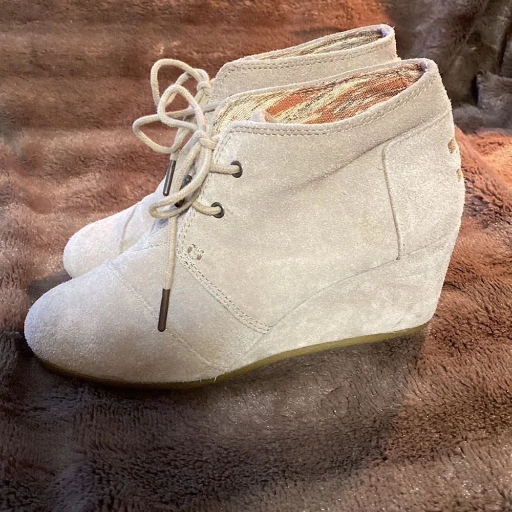 TOMS Suede Wedge Bootie Sz 6.5